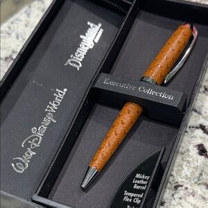 Rare Disney Executive Collection Tan Leather Pen. NWOT